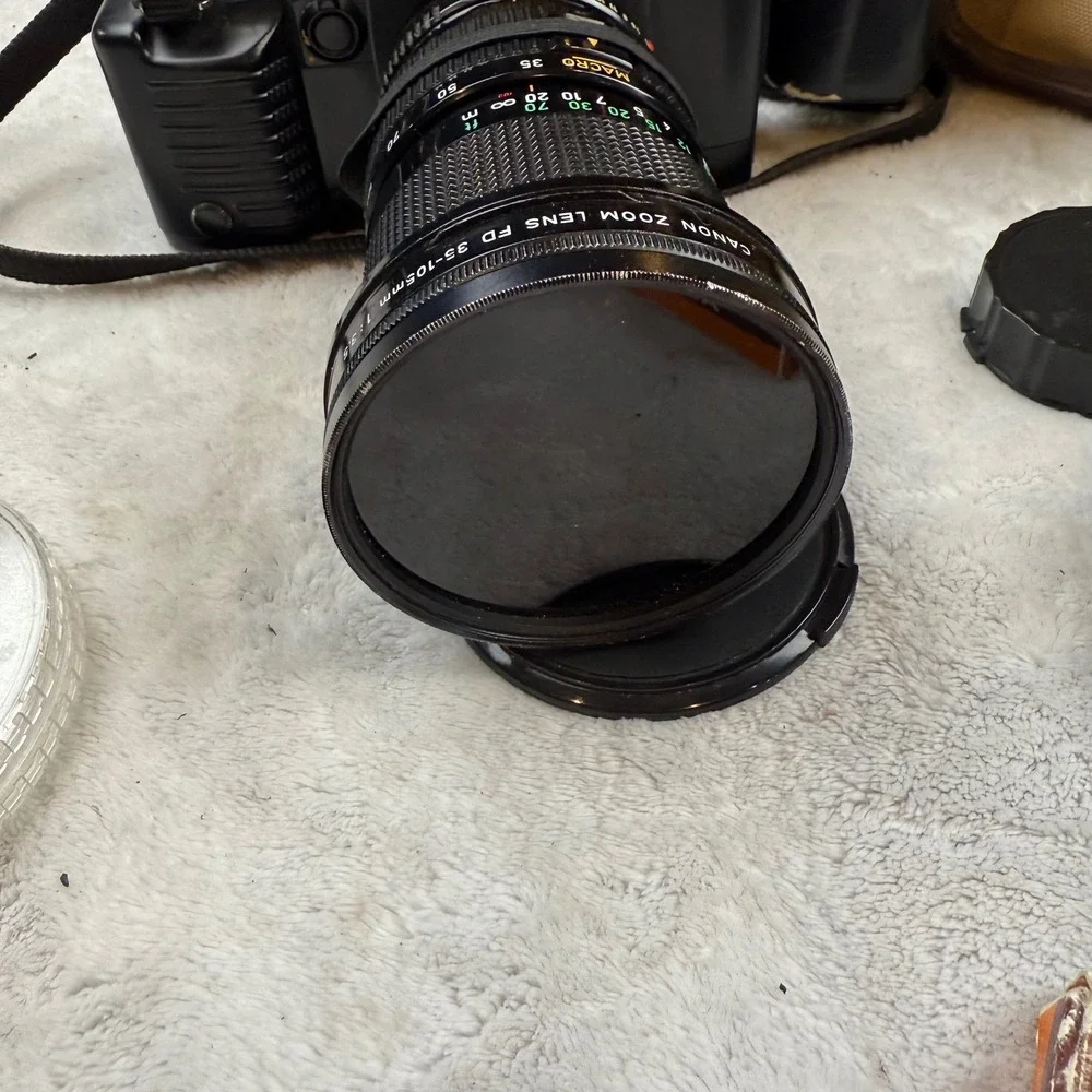 Canon T70 35mm Film Camera FD 35-105mm f3.5 Zoom Lens Vivitar 75-205mm Lens Case